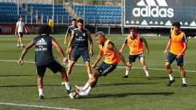 Marcelo y Mariano pelean por el balón en el entrenamiento