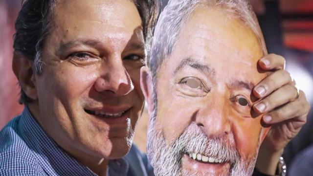 Fernando Haddad quitándose una máscara de Lula da Silva.