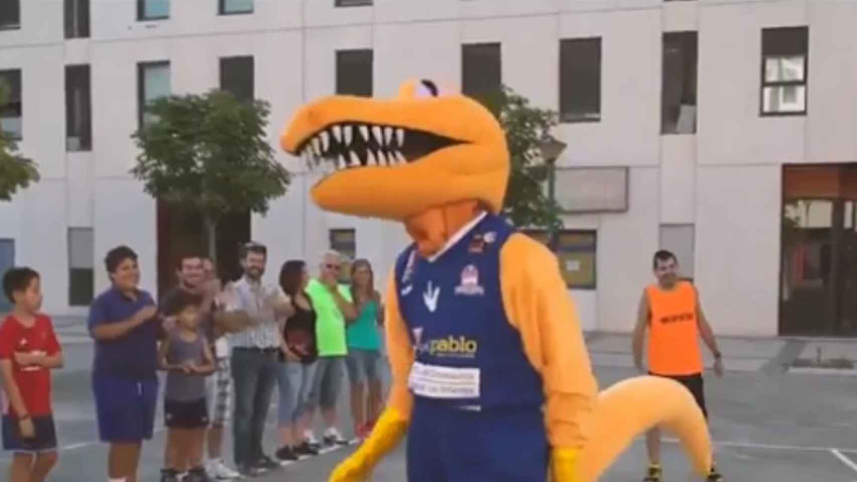 Radoncic disfrazado de Dino durante el vídeo de San Pablo Burgos