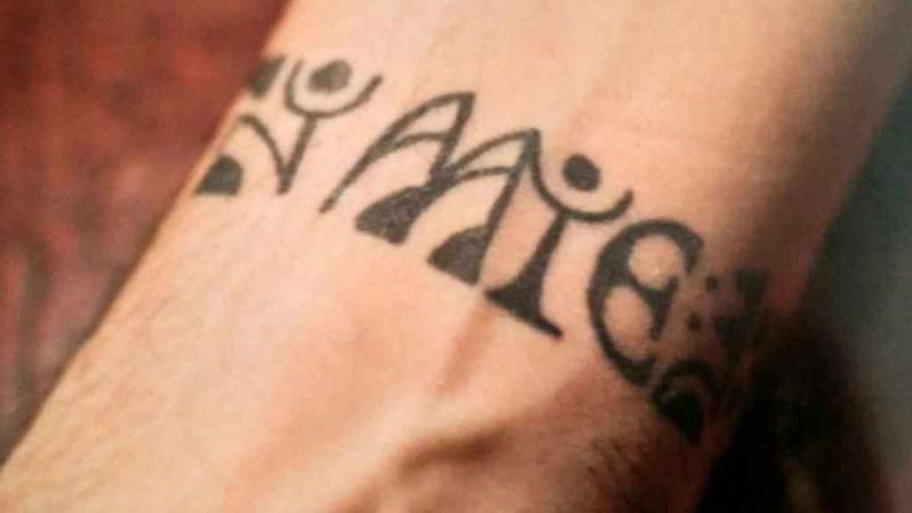 Tatuaje del ministro Marlaska del libro 'Ni pena Ni miedo'