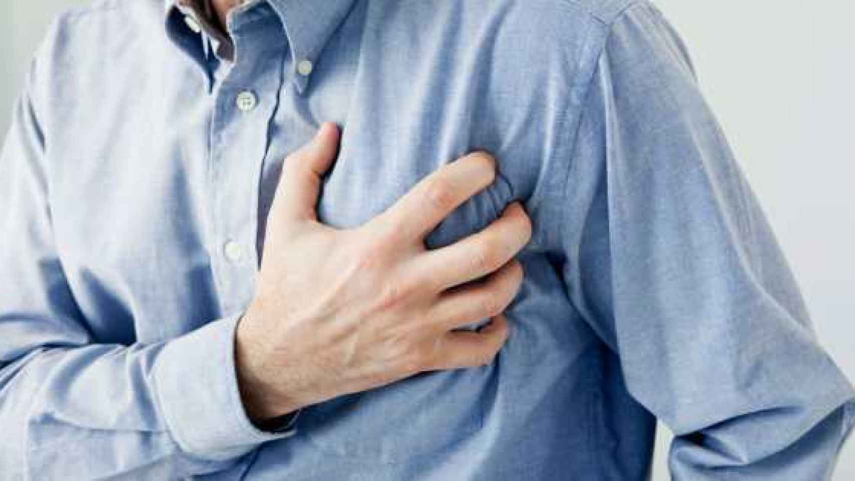 Un hombre se echa la mano al corazón tras un infarto.