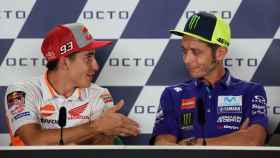 Márquez le tiende la mano a Rossi ante la pasividad del italiano.