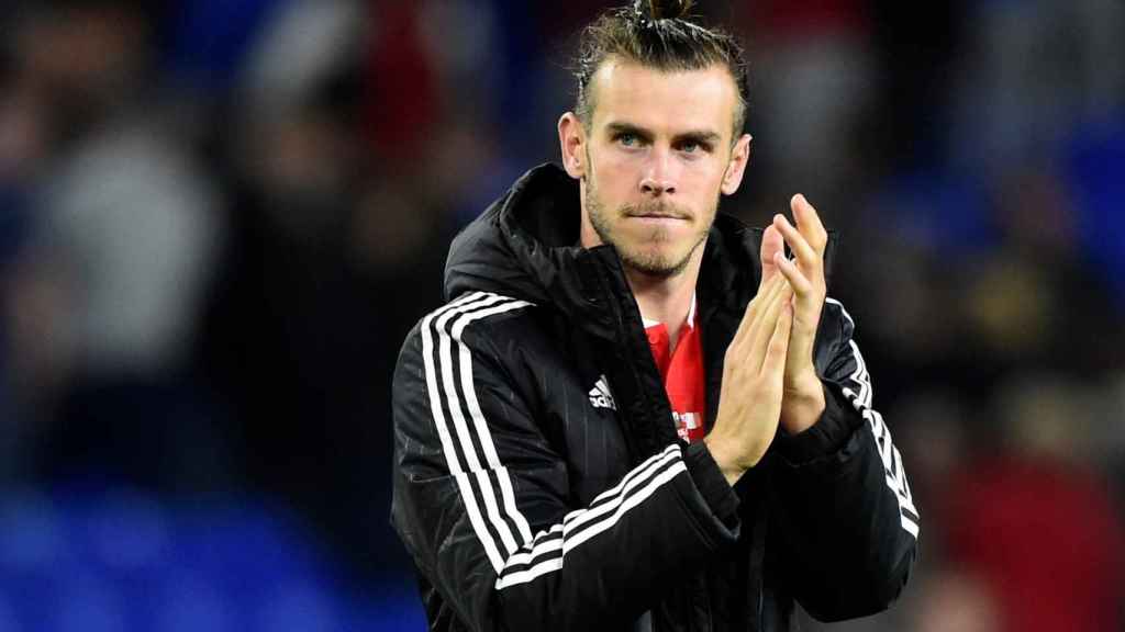 Bale aplaudiendo a la afición en un partido con Gales