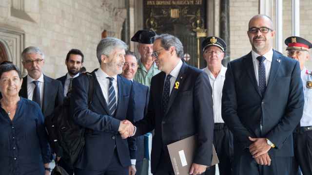 Marlaska saluda a Torra este jueves en el Palau de la Generalitat.