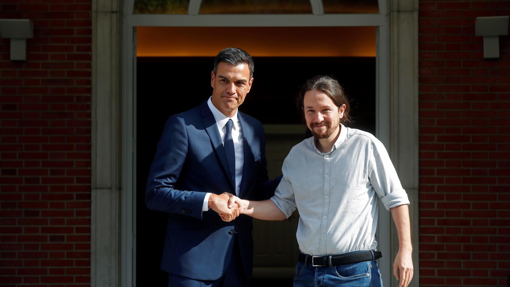 Sánchez e Iglesias posan para los fotógrafos antes de una reunión en Moncloa.