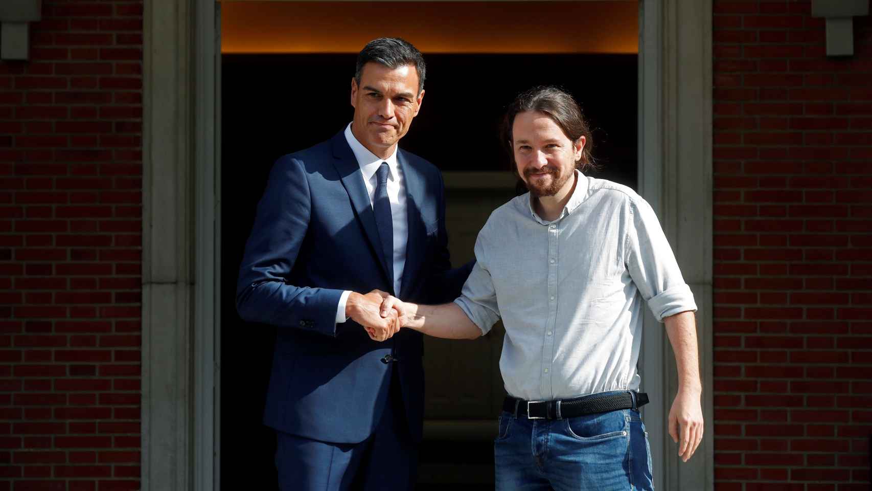 Sánchez e Iglesias posan para los fotógrafos antes de una reunión.