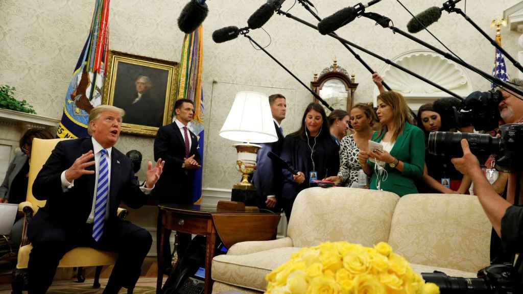 Trump atiende a los medios en el Despacho Oval