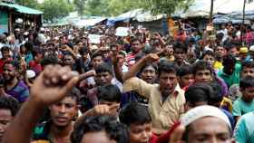 Refugiados rohingyá mientras participan en una protesta en el campo de refugiados de Kutupalong.