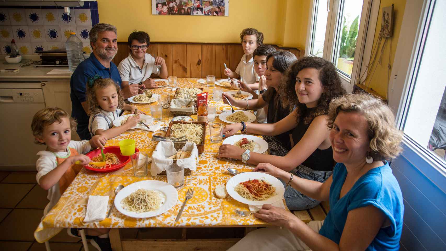 La familia Grosso de la Lama compartiendo mesa durante el almuerzo.