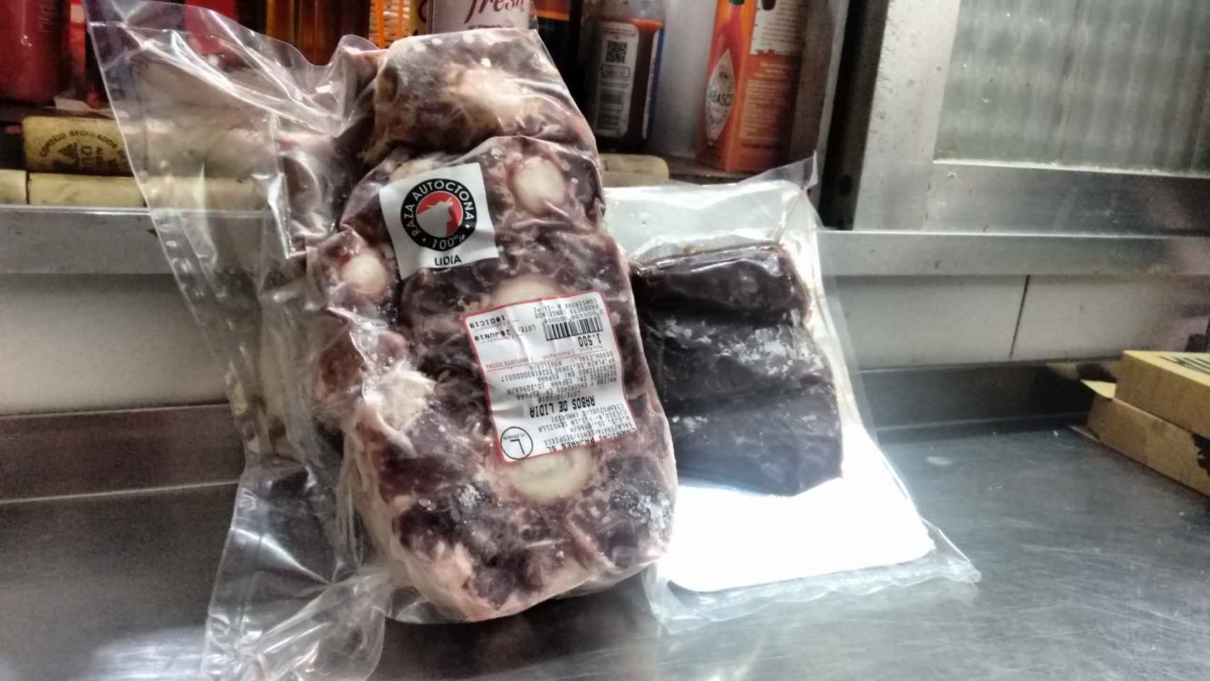 De izquierda a derecha: carne de rabo de toro y de canguro.