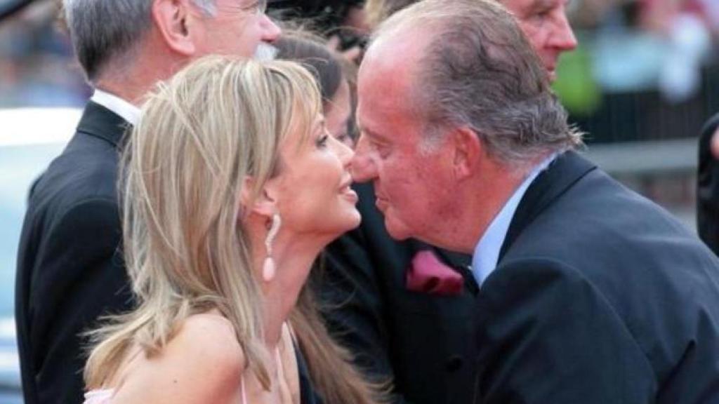 Juan Carlos I saluda a Corinna Larsen en un acto