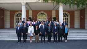 Foto de familia del Patronato de la Fundación Carolina en su reunión en Moncloa.