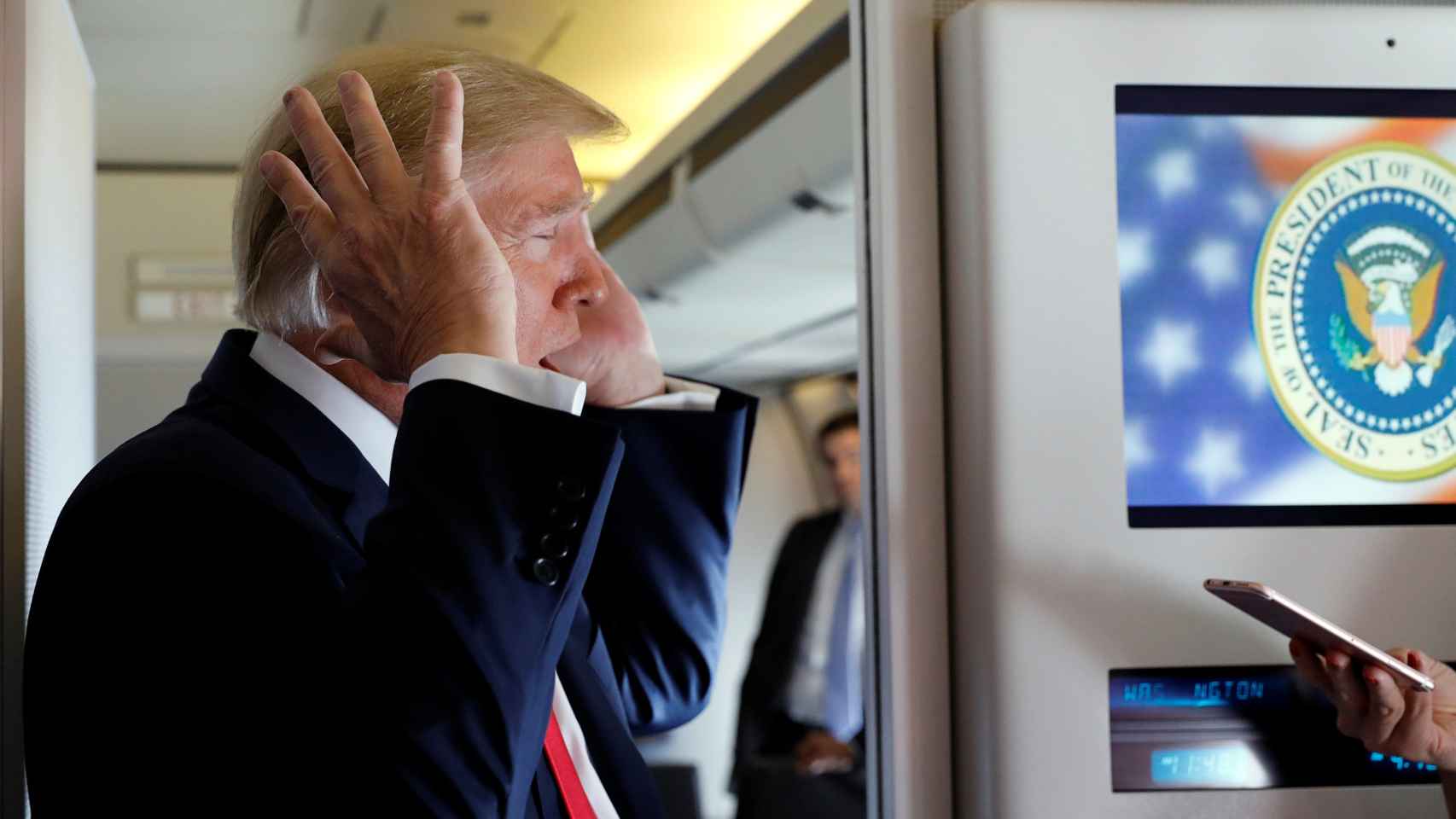 Trump durante su charla con los medios en el avión presidencial