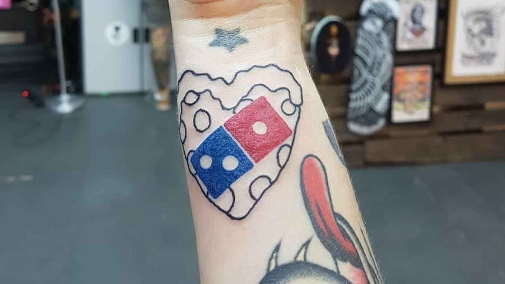 Una promoción de Domino's Pizza ha hecho que más de 300 personas se tatúen el logo.