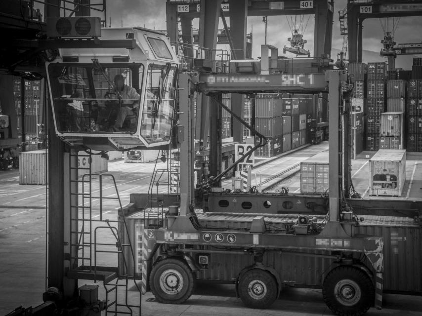 Un gruista trabajando en el puerto de Algeciras (Cádiz), instalación de tráfico de mercancías convertida en coladero de cocaína en España.