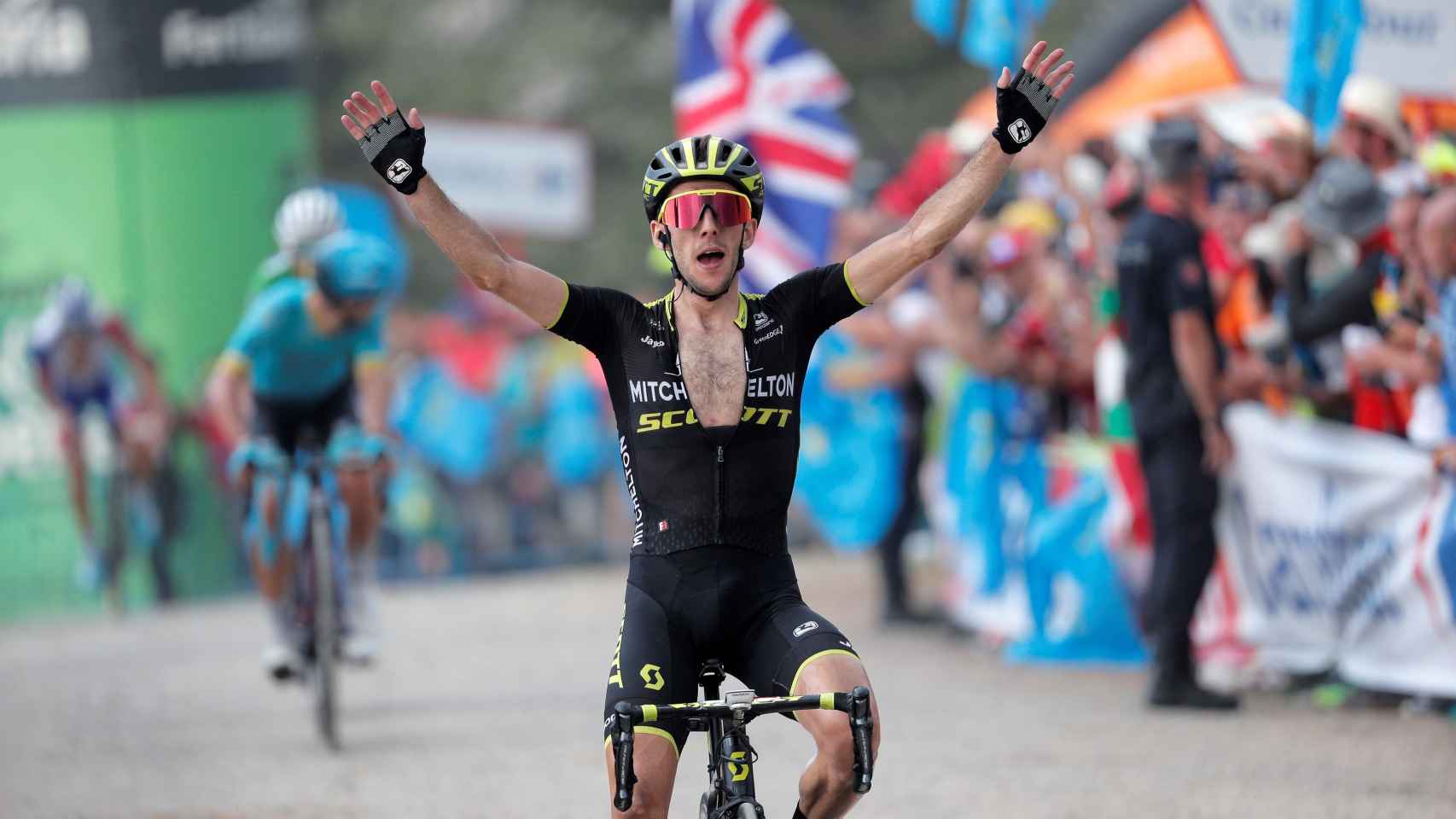 Simon Yates celebra su victoria de etapa en La Vuelta.