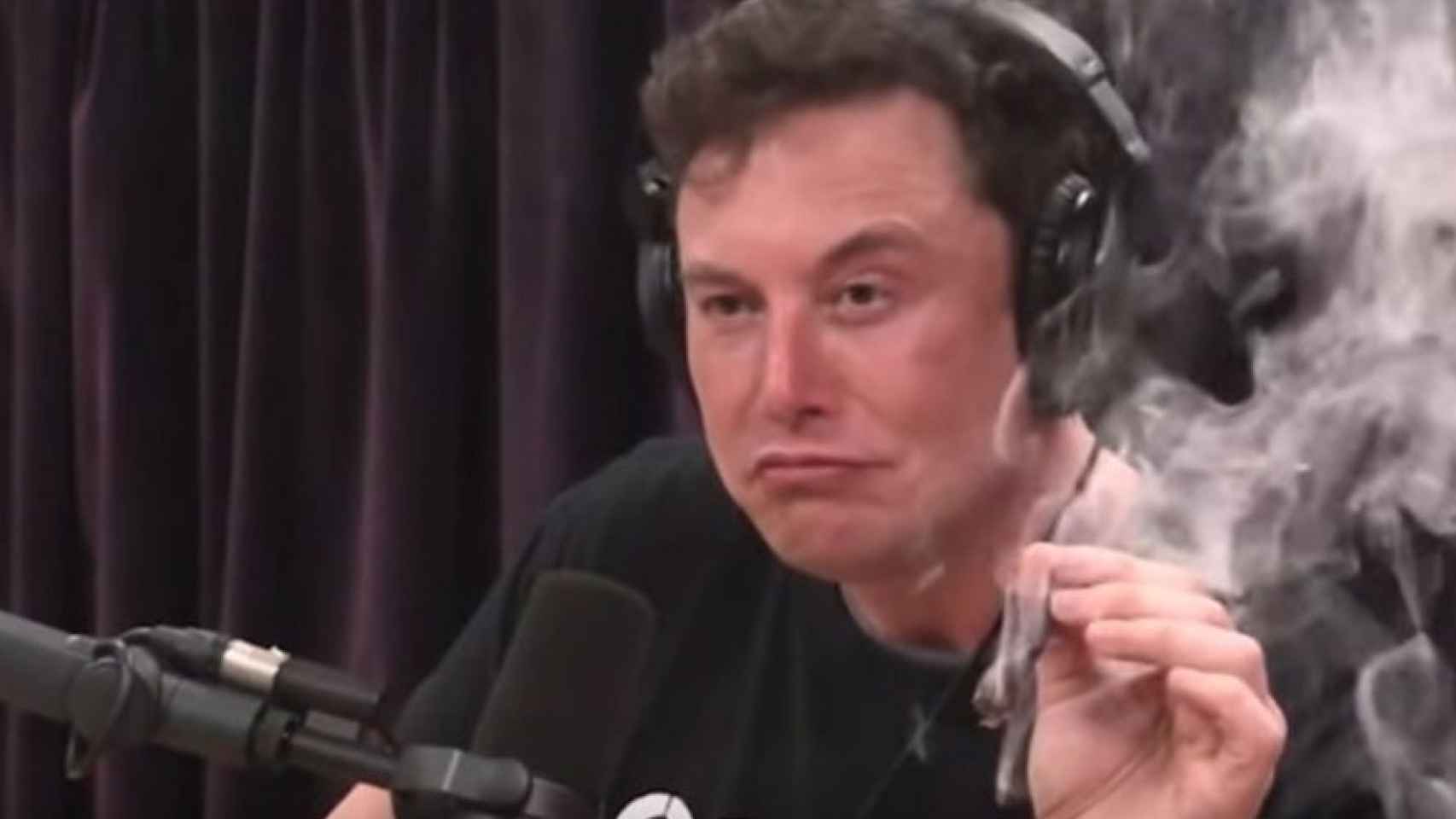 Elon Musk se fuma un porro de marihuana.