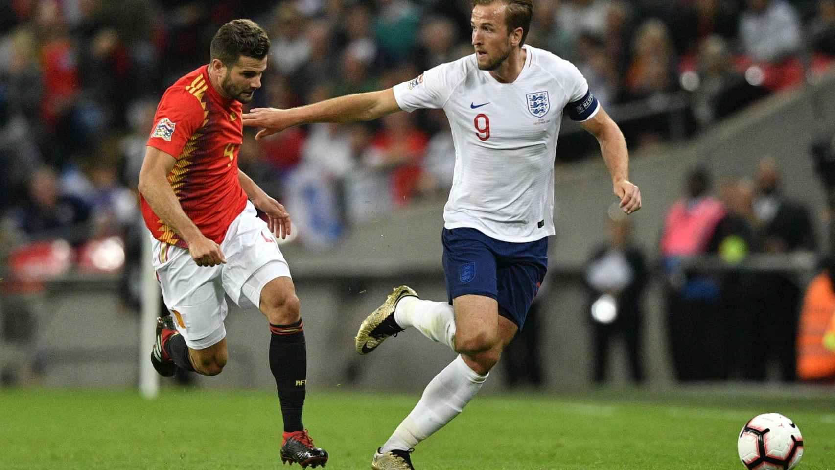 Nacho Fernández disputa un balón con Harry Kane en el Inglaterra - España
