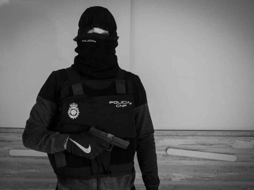 Nito, además de pertenecer a una organización que introduce cocaína en España, se dedica a robar a otras bandas disfrazado con la indumentaria oficial de Policía y Guardia Civil. / Marcos Moreno