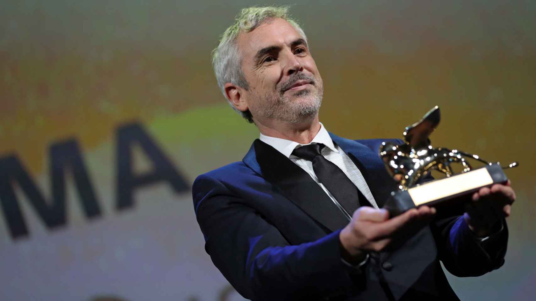 Alfonso Cuarón con su León de Oro.