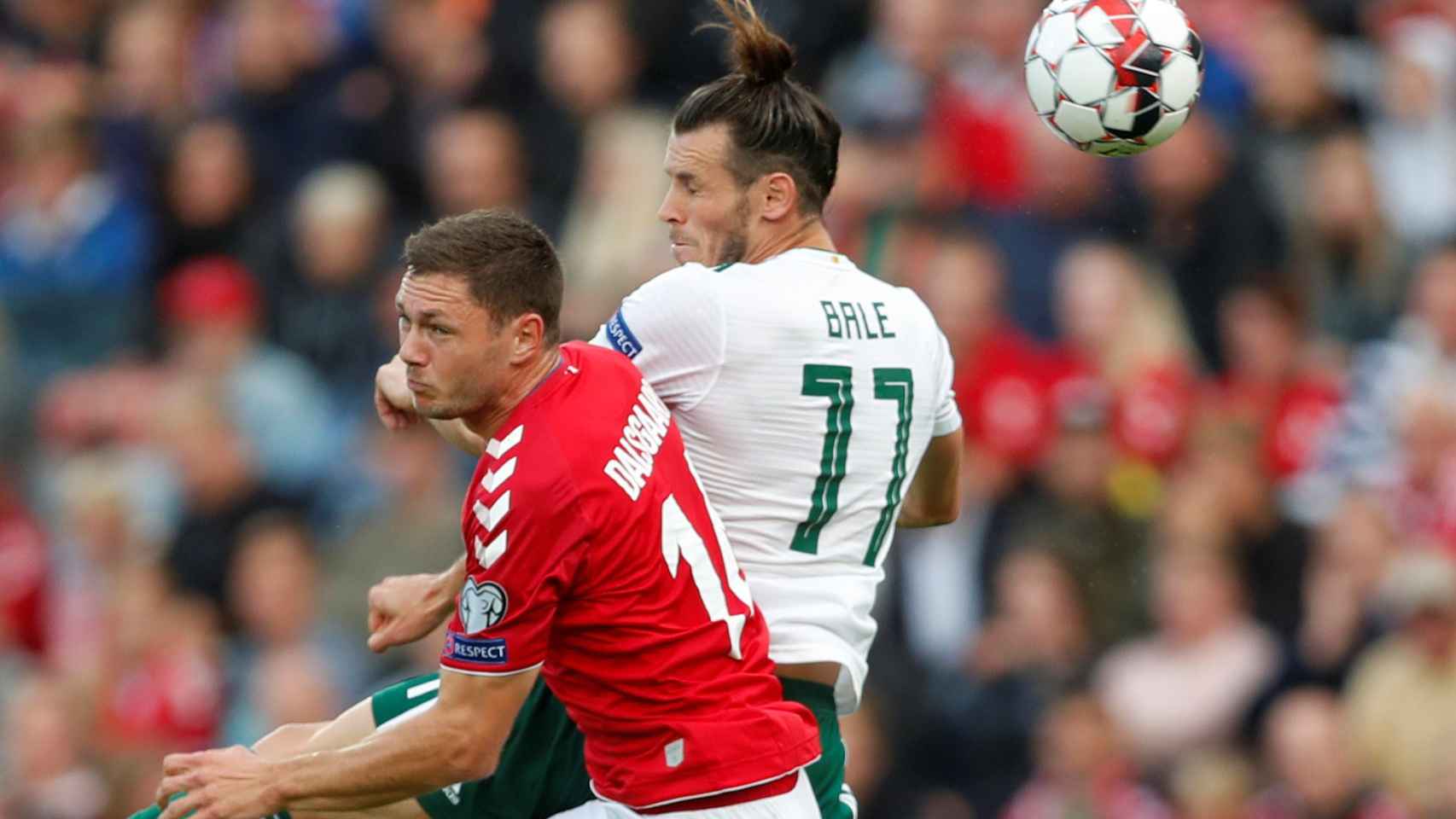Bale lucha una pelota contra Dinamarca con Gales