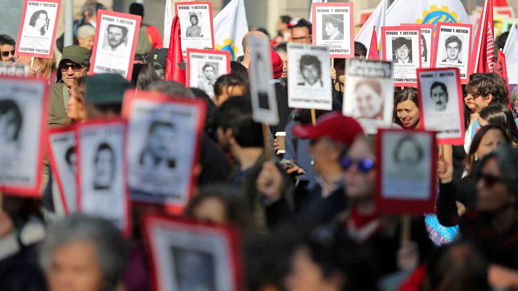 Carteles con los desaparecidos en la dictadura durante una manifestación este fin de semana en Santiago
