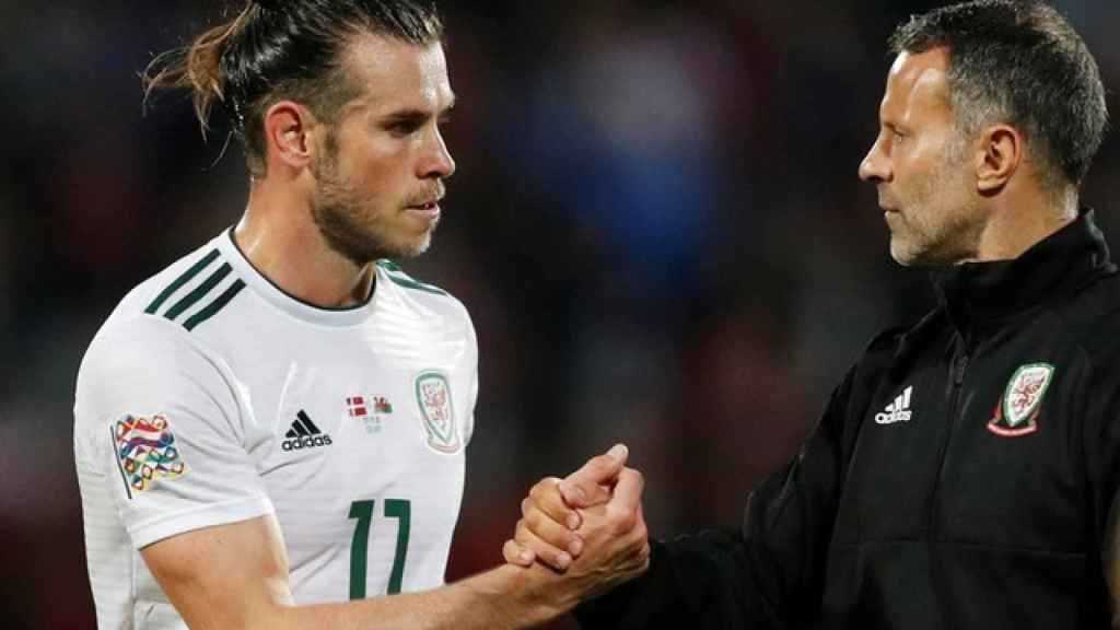 Bale se saluda con Giggs