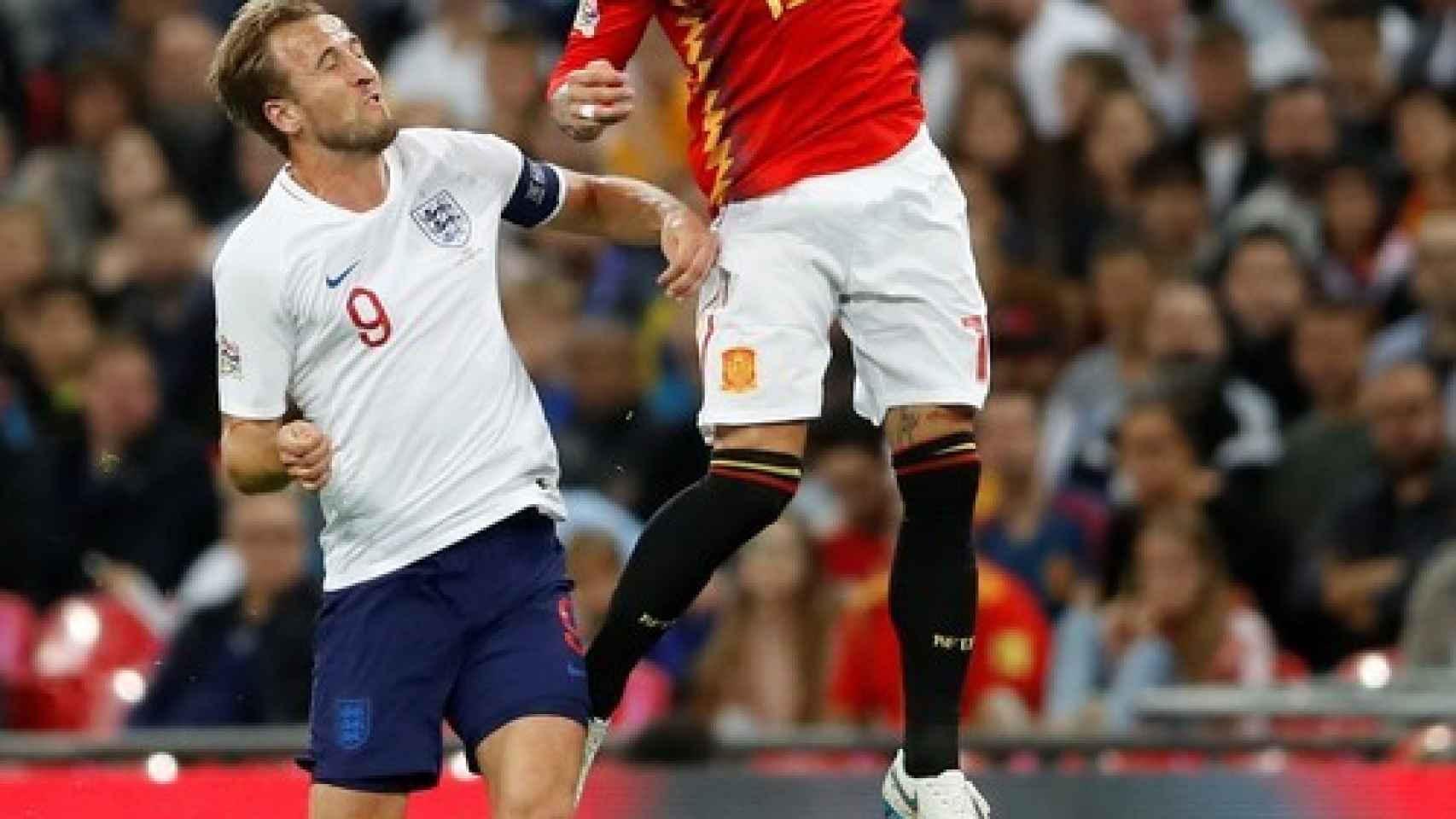 Sergio Ramos disputa un balón frente a Inglaterra