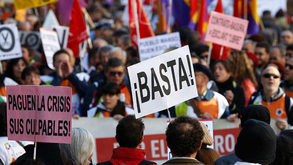 Manifestaciones multitudinarias contra la gestión de la crisis. EFE.