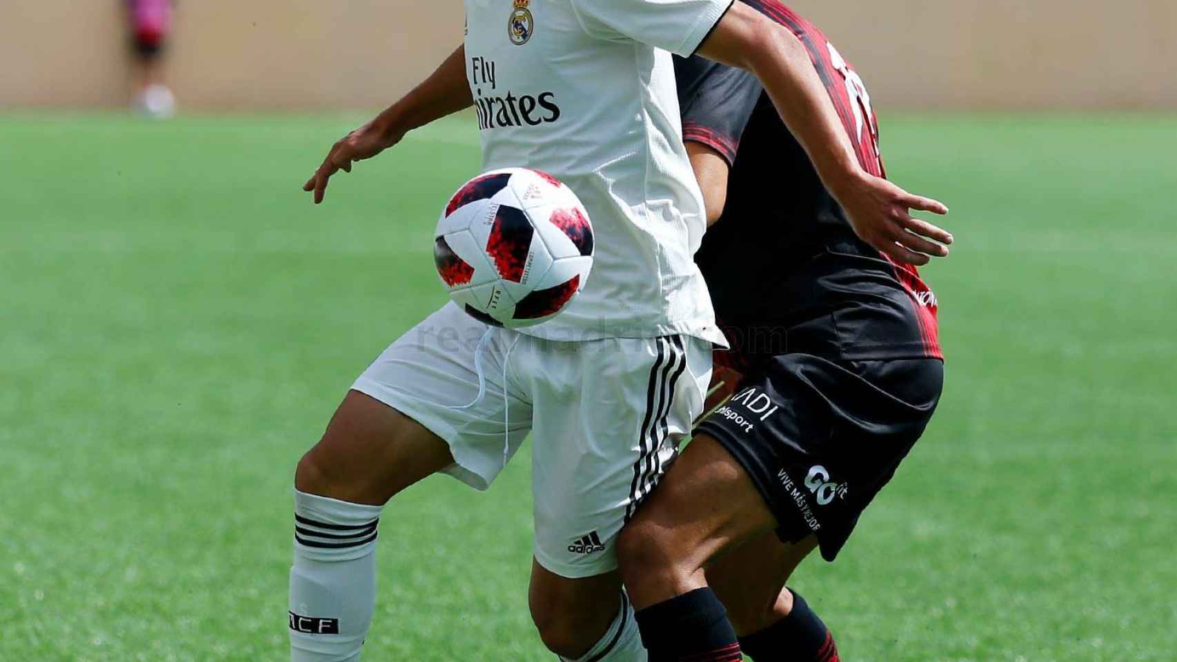 Seoane protege un balón en el partido del Castilla ante el Unión Adarve