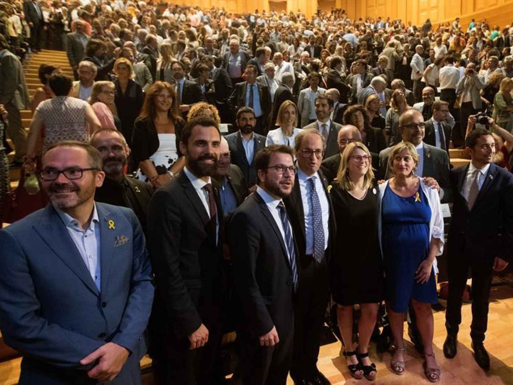 Quim Torra junto al presidente del Parlamento catalán y miembros de su Gobierno.