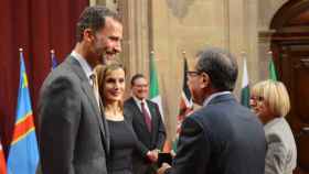 Felipe VI entrega la insignia a Avelino Corma, Premio Príncipe de Asturias de Investigación Científica y Técnica 2014.