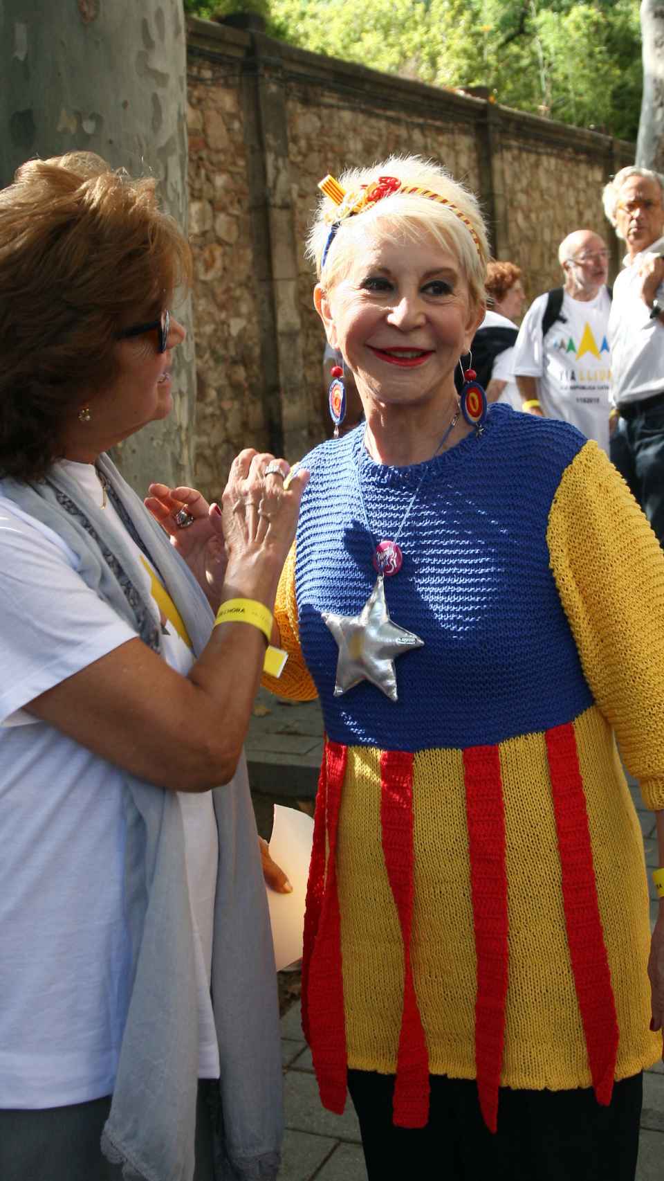 Karmele Marchante con un vestido de la 'senyera' catalana.