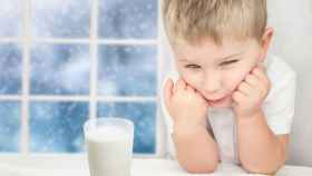 Un niño se 'enfrenta' a un vaso de leche.