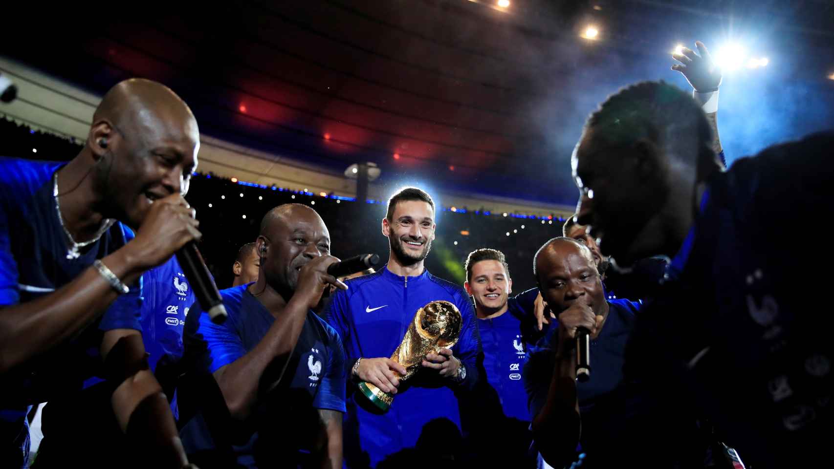 La selección de Francia entona el famoso cántico de Kanté.