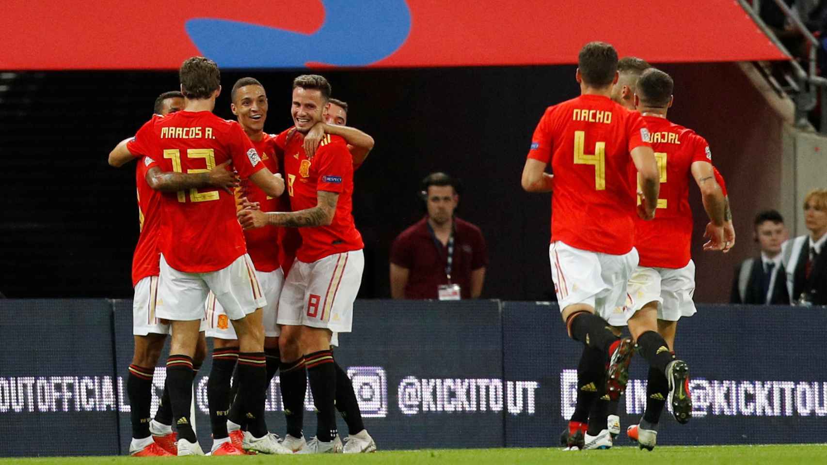 La Selección celebra con Rodrigo su gol contra Inglaterra