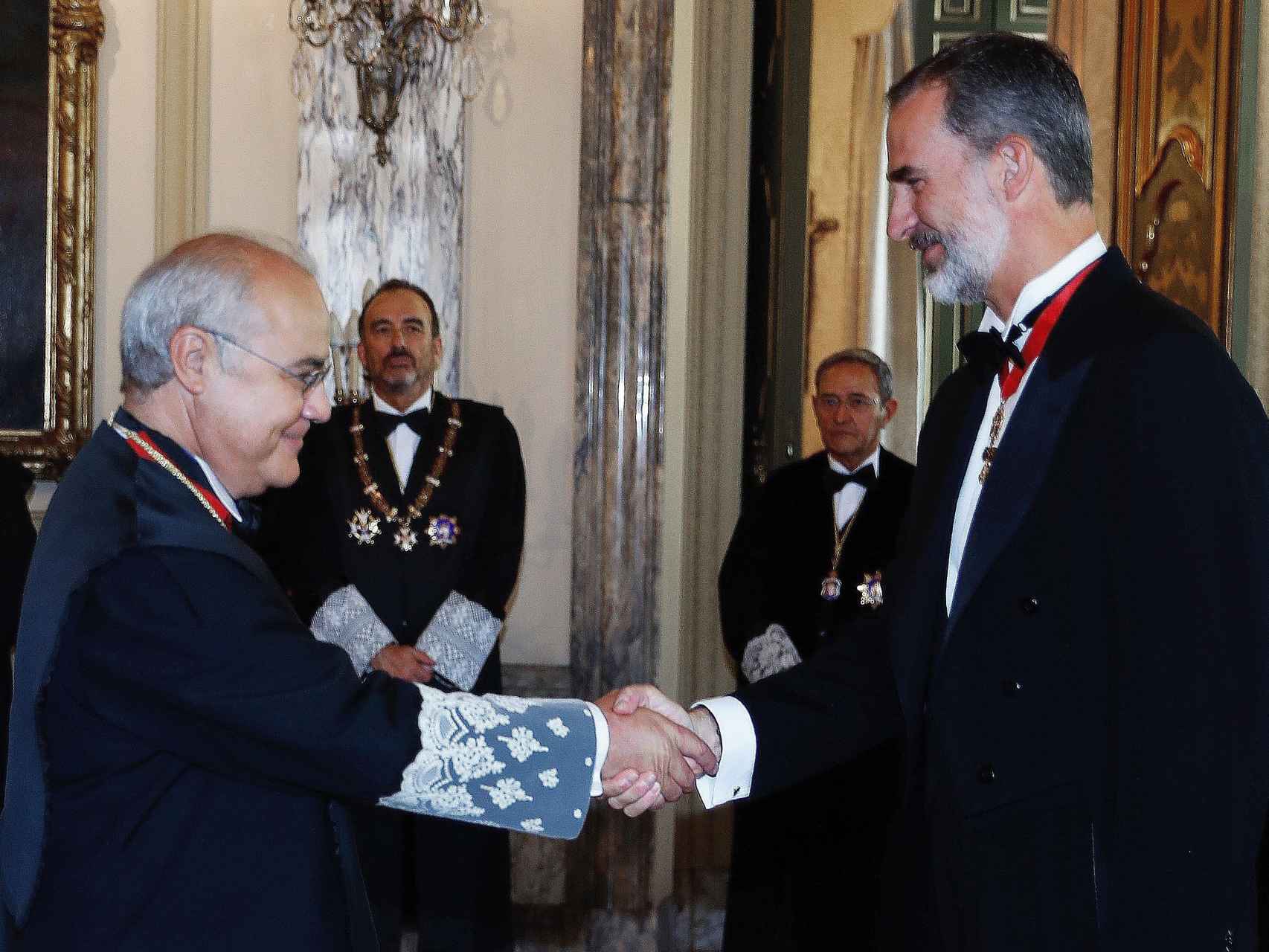 Saludo entre Felipe VI y el juez Llarena en el Supremo, con motivo de la apertura del año judicial./