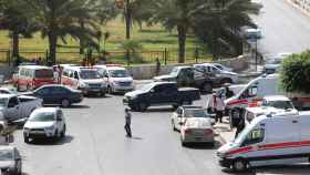 Ambulancias y vehículos de seguridad llegan a la sede en Trípoli de la empresa estatal petrolera.