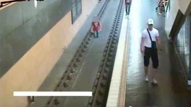 Arroja a un hombre a las vías del metro tras discutir con su pareja