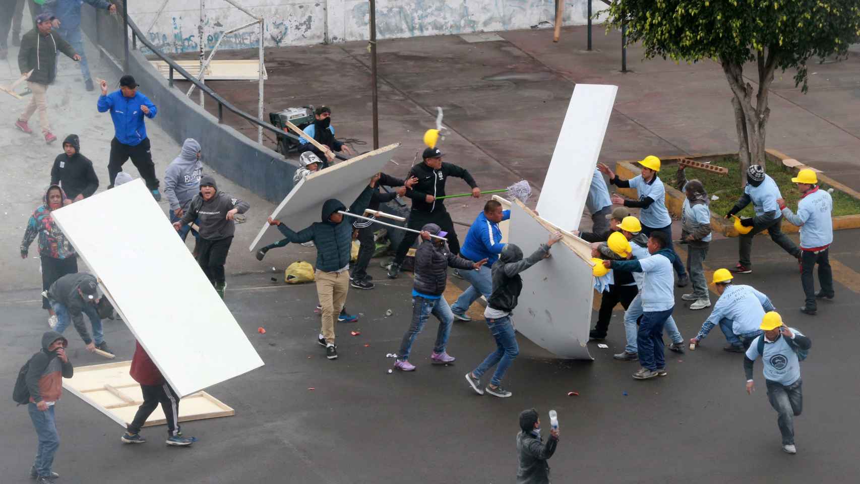 Batalla campal entre los ultras del Alianza Lima y los fieles de la iglesia evangélica El Aposento Alto