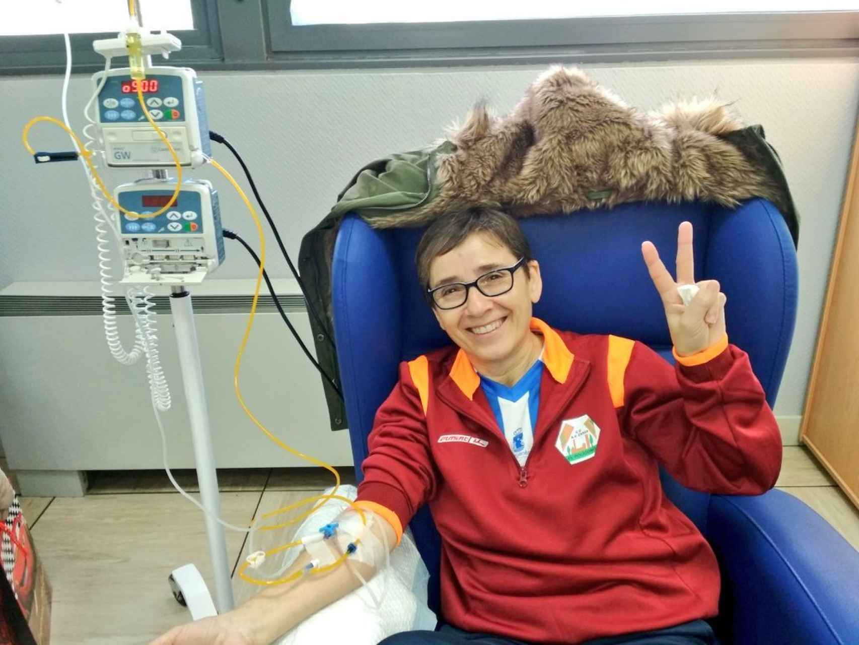 Blanca Poza, en su primera sesión de quimioterapia, con la camiseta del Leganés. Foto: Twitter (@BlankFernandez )