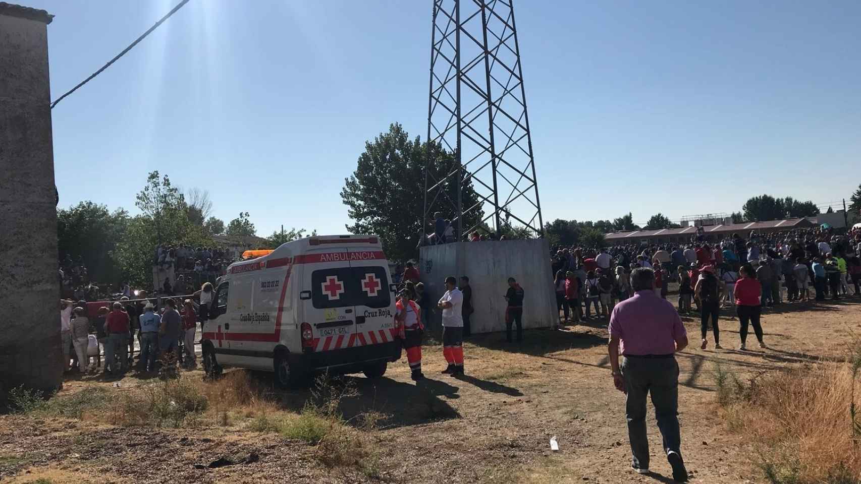 Ambulancia de Cruz Roja en el recorrido del Toro de la Vega, Tordesillas.