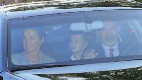 Los reyes junto a sus hijas en el vehículo.
