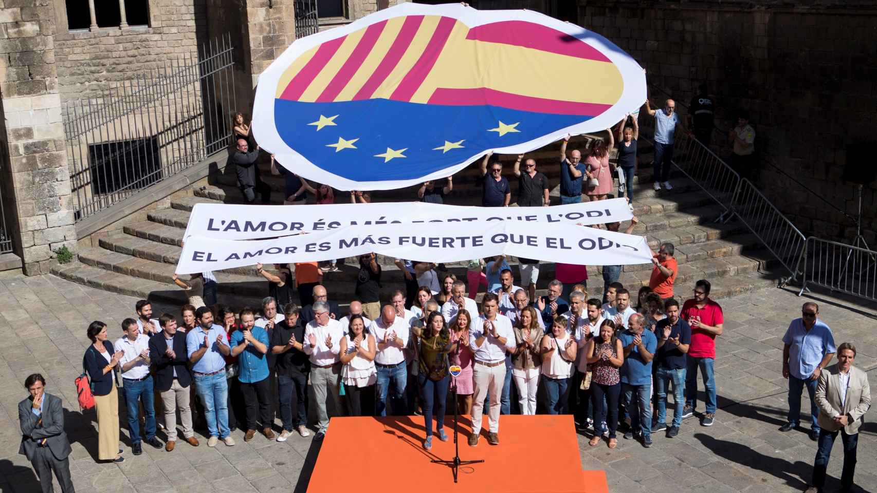 Miembros de Cs en el Ayuntamiento de Barcelona, durante un acto, bajo el lema El amor es más fuerte que el odio.