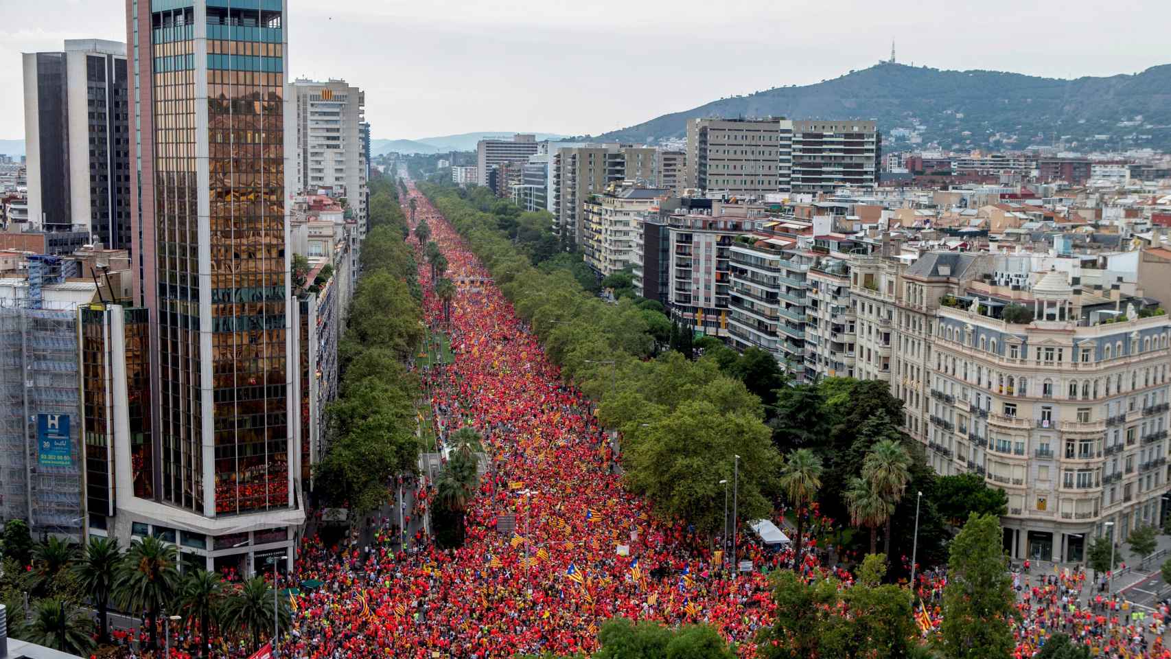 La Diagonal de Barcelona llena de manifestantes.