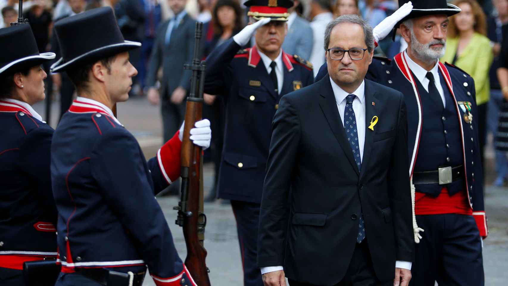 El presidente de Cataluña, Quim Torra, revisa a los oficiales de los Mossos d'Esquadra con uniformes de gala.