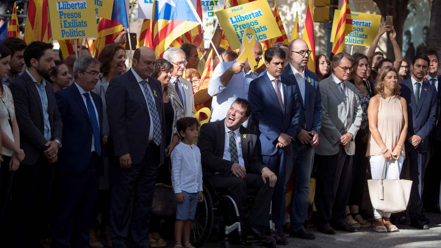 El presidente del PNV, Andoni Ortuzar, el líder del PDeCat, David Bonvehí (silla de ruedas) y el expresidente Artur Mas, entre otros, participan en la ofrenda floral.