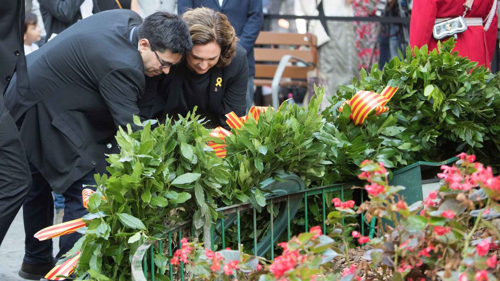 La alcaldesa de Barcelona, Ada Colau, y el teniente de alcalde Gerardo Pisarello durante la ofrenda floral.