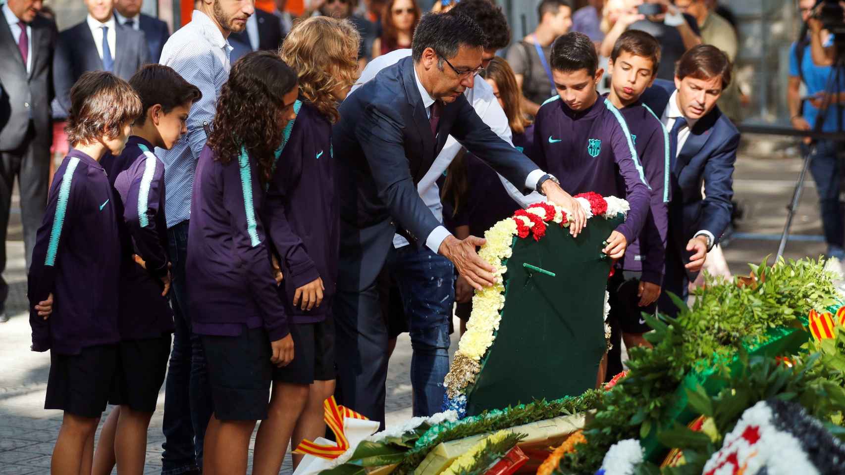 El presidente del FC Barcelona, José María Bartomeu, realiza una ofrenda floral al monumento a Rafael Casanova.