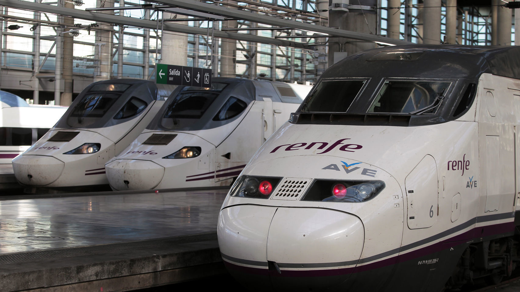 Trenes de alta velocidad en la estación de Atocha.